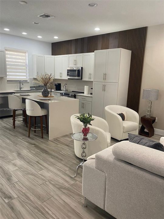 Под контрактом: $3,800 (3 спален, 3 ванн, 1617 Квадратных фут)