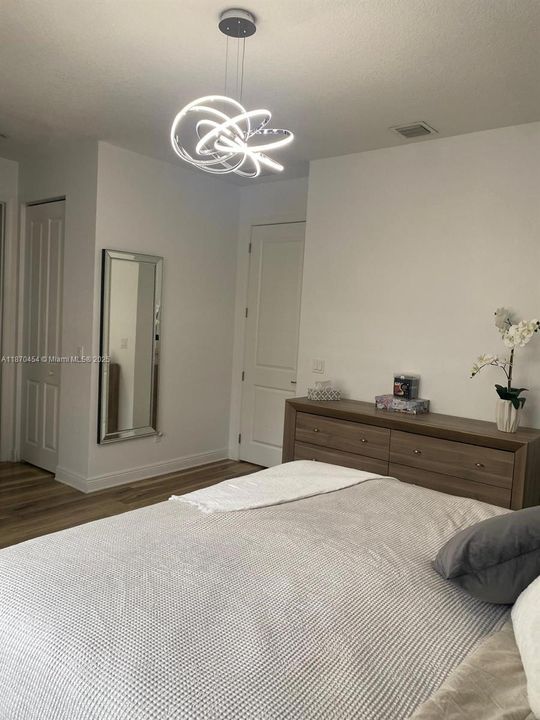 Под контрактом: $3,800 (3 спален, 3 ванн, 1617 Квадратных фут)