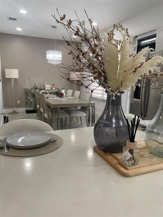 Под контрактом: $3,800 (3 спален, 3 ванн, 1617 Квадратных фут)