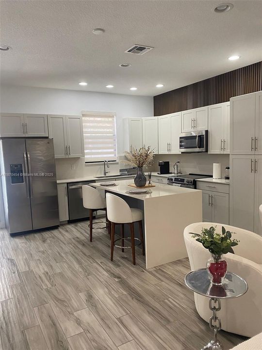 Под контрактом: $3,800 (3 спален, 3 ванн, 1617 Квадратных фут)