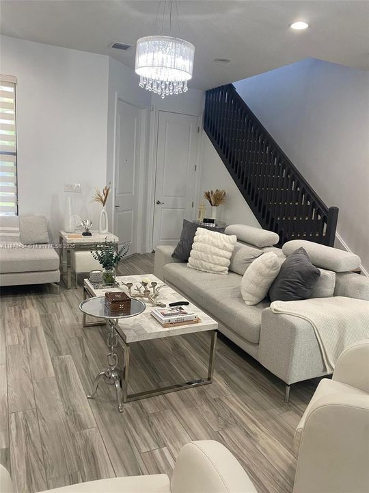 Под контрактом: $3,800 (3 спален, 3 ванн, 1617 Квадратных фут)