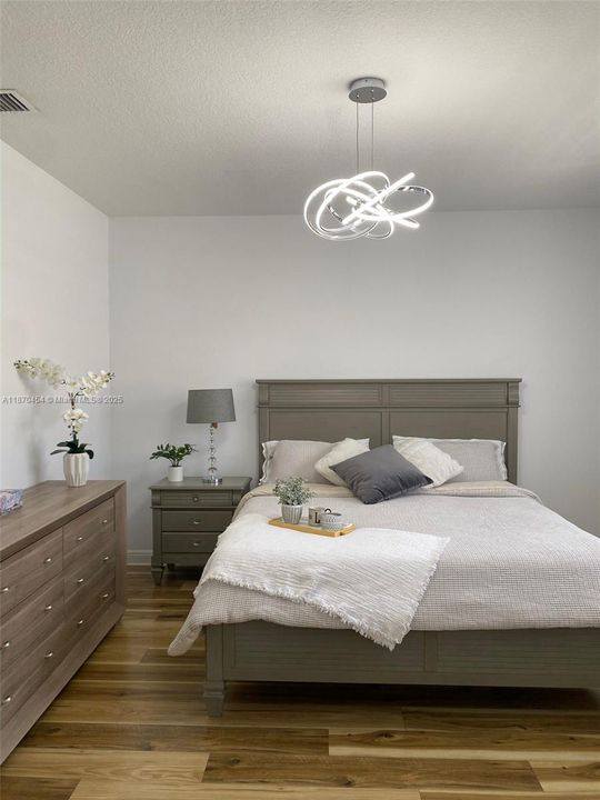 Под контрактом: $3,800 (3 спален, 3 ванн, 1617 Квадратных фут)