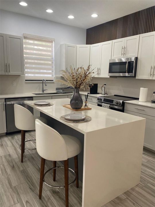 Под контрактом: $3,800 (3 спален, 3 ванн, 1617 Квадратных фут)