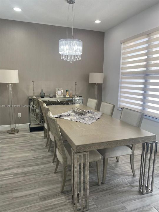 Под контрактом: $3,800 (3 спален, 3 ванн, 1617 Квадратных фут)