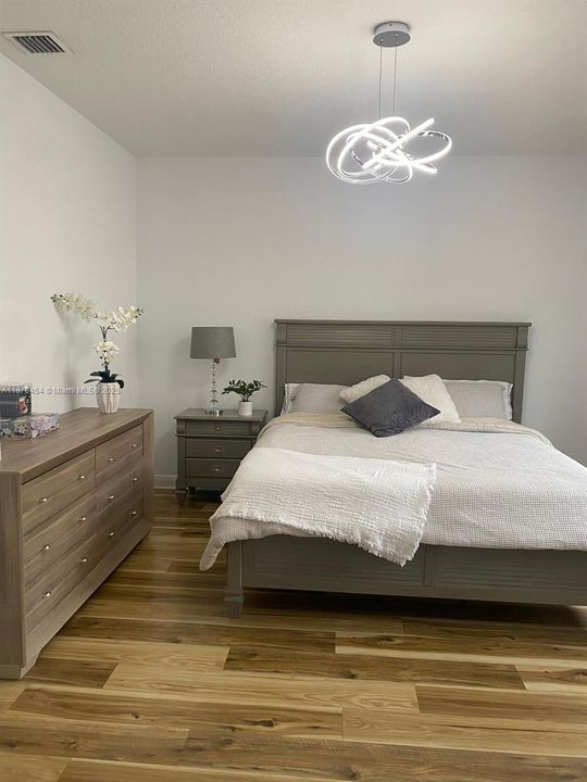 Под контрактом: $3,800 (3 спален, 3 ванн, 1617 Квадратных фут)