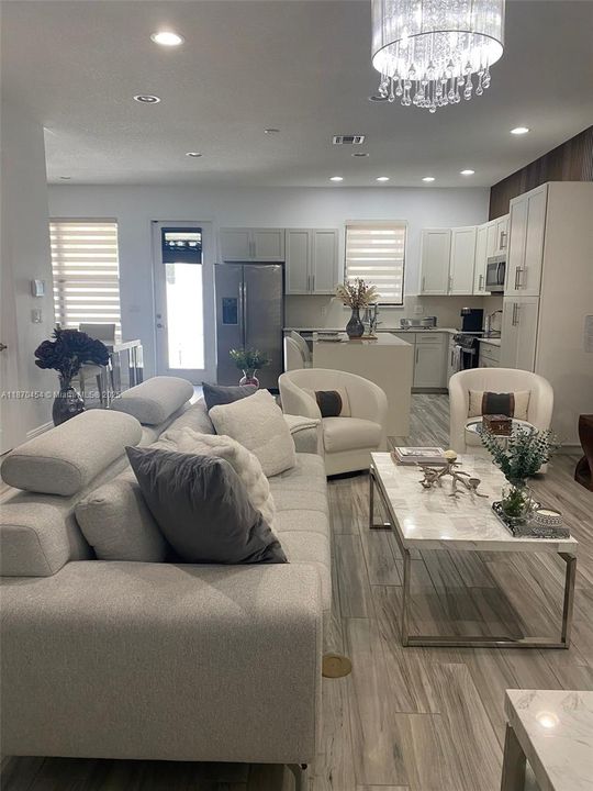 Под контрактом: $3,800 (3 спален, 3 ванн, 1617 Квадратных фут)