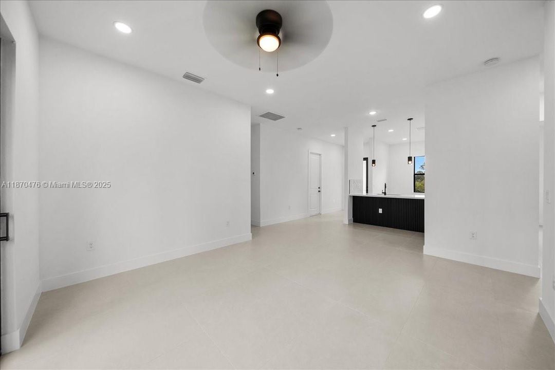 Vendido Recientemente: $289,999 (3 camas, 2 baños, 1270 Pies cuadrados)