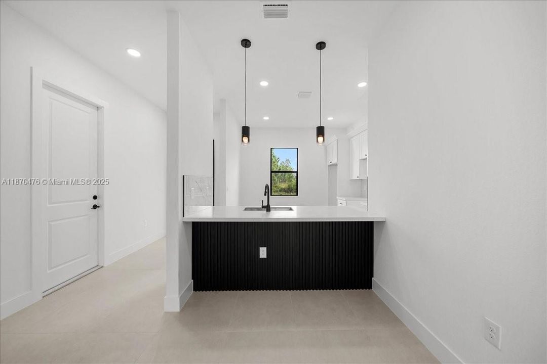 Vendido Recientemente: $289,999 (3 camas, 2 baños, 1270 Pies cuadrados)