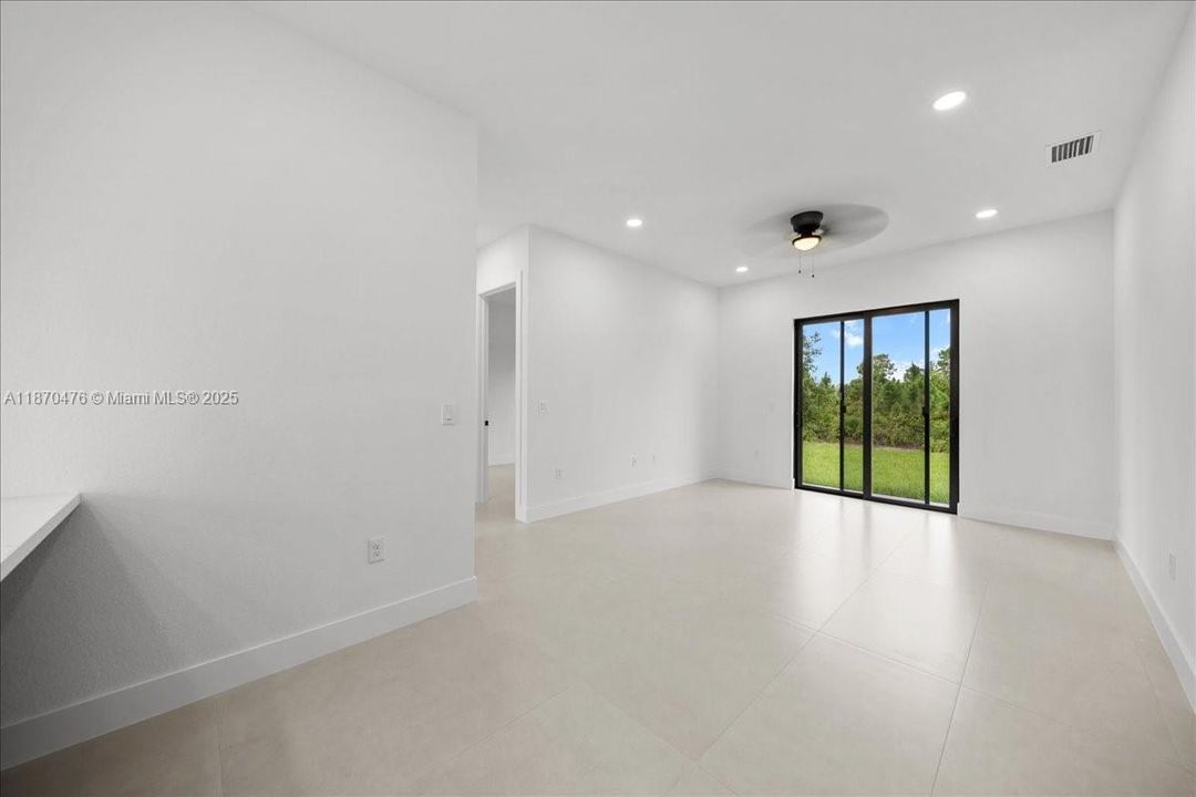 Vendido Recientemente: $289,999 (3 camas, 2 baños, 1270 Pies cuadrados)