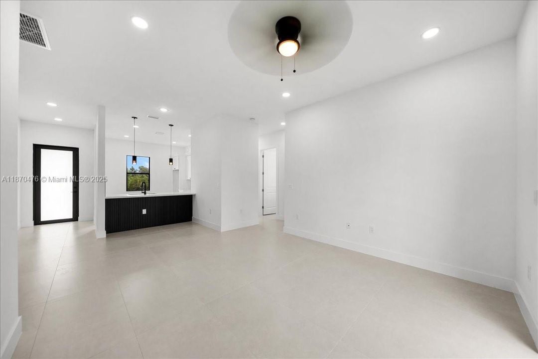 Vendido Recientemente: $289,999 (3 camas, 2 baños, 1270 Pies cuadrados)