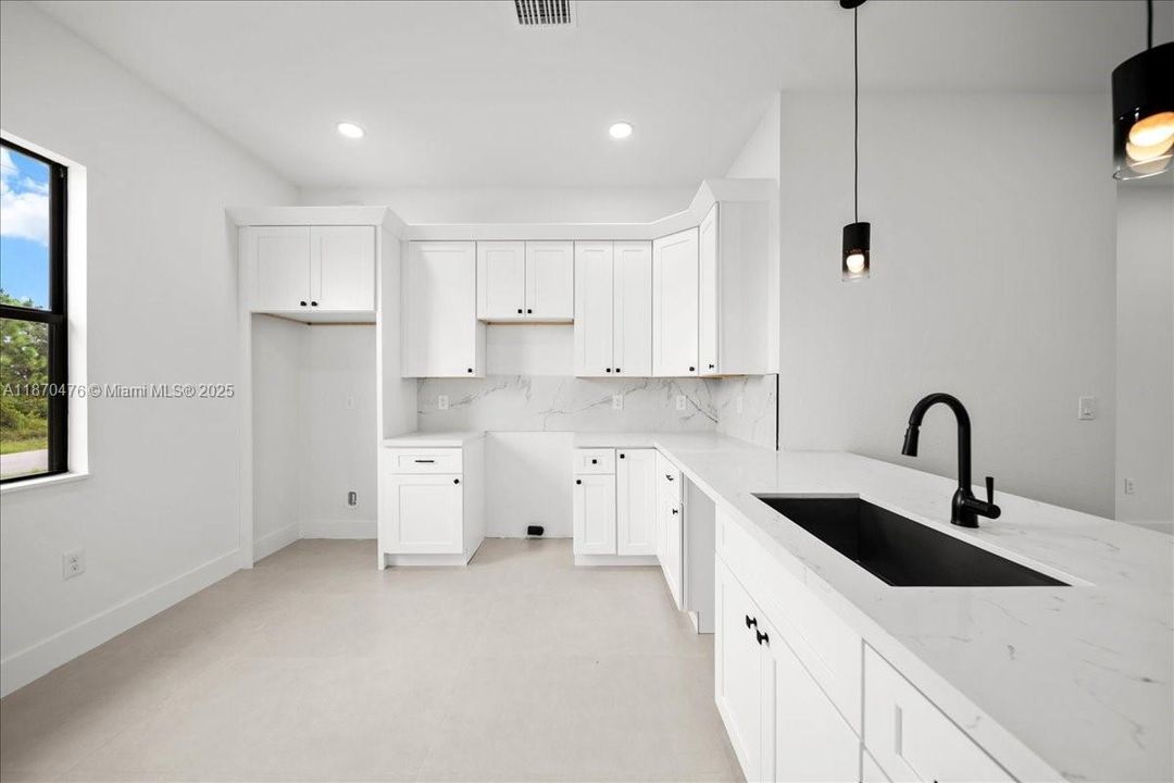 Vendido Recientemente: $289,999 (3 camas, 2 baños, 1270 Pies cuadrados)