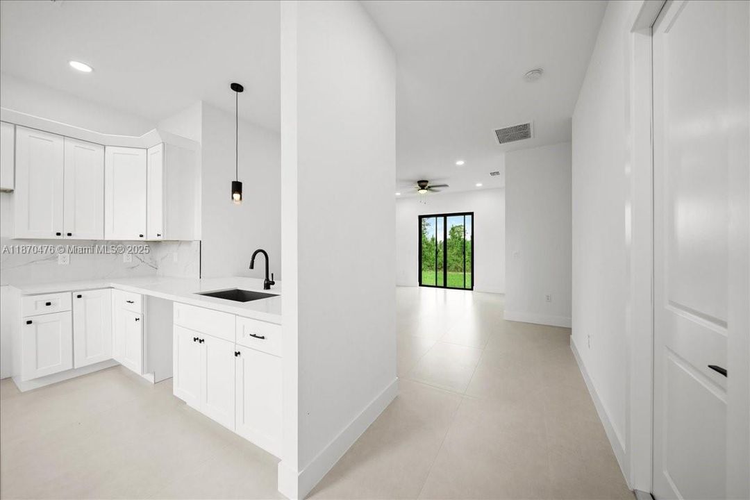 Vendido Recientemente: $289,999 (3 camas, 2 baños, 1270 Pies cuadrados)