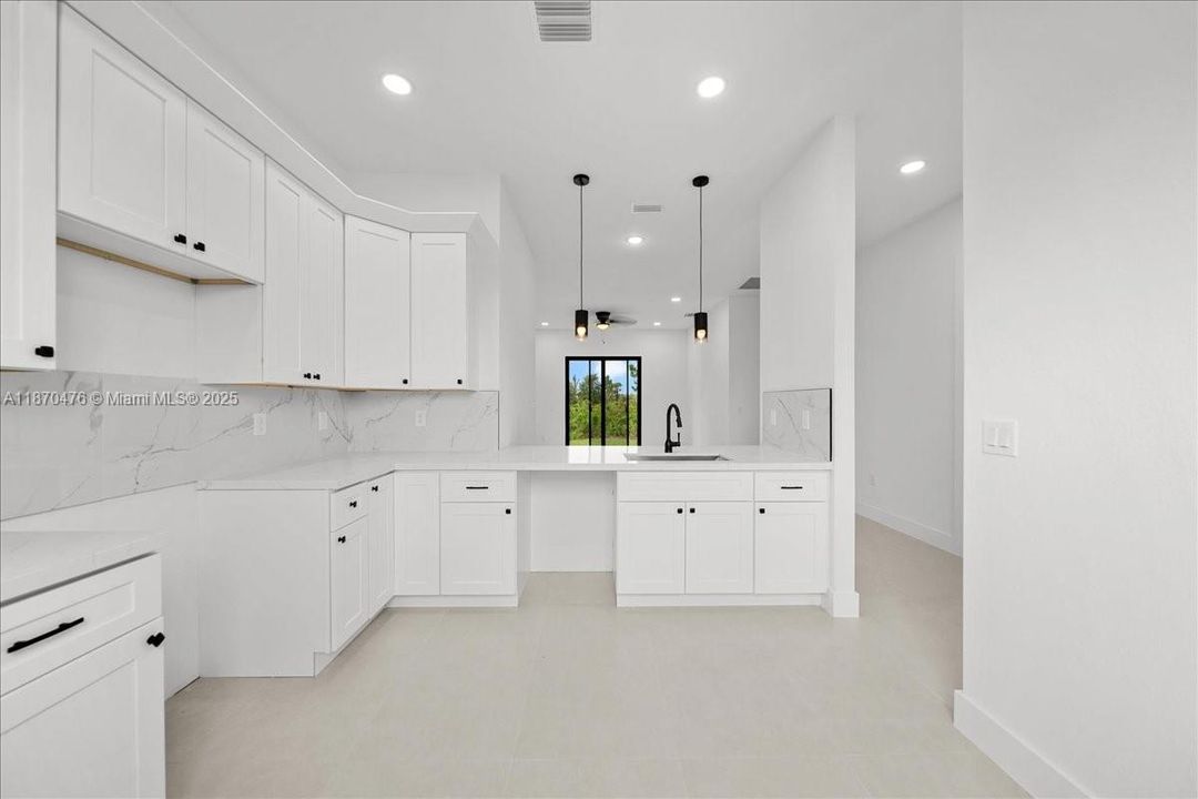 Vendido Recientemente: $289,999 (3 camas, 2 baños, 1270 Pies cuadrados)