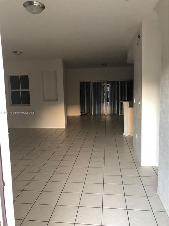 合同活跃: $320,000 (3 贝兹, 2 浴室, 1600 平方英尺)