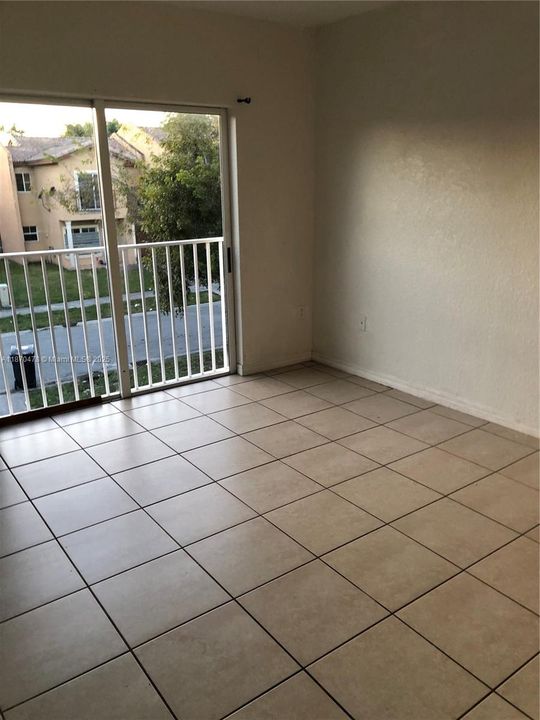 合同活跃: $320,000 (3 贝兹, 2 浴室, 1600 平方英尺)