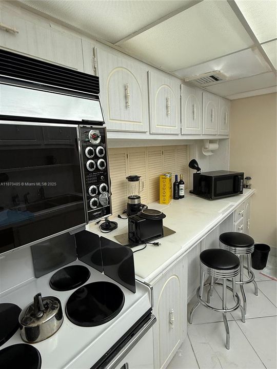 For Rent: $3,500 (1 beds, 1 baths, 895 Square Feet)