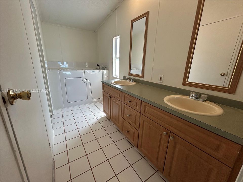 Active With Contract: $219,000 (4 beds, 2 baths, 1690 Square Feet)