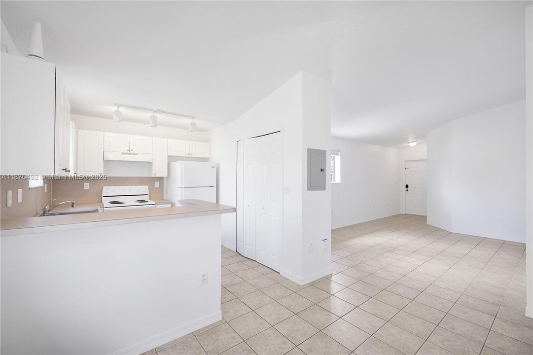 For Sale: $278,000 (3 beds, 2 baths, 1024 Square Feet)