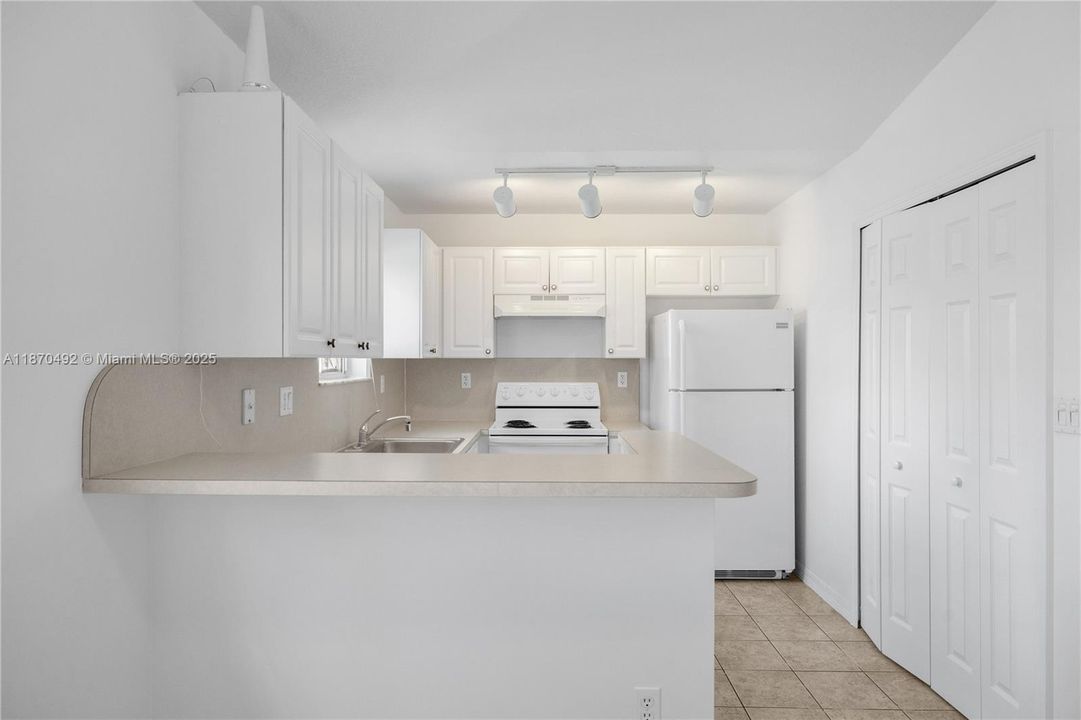 For Sale: $278,000 (3 beds, 2 baths, 1024 Square Feet)