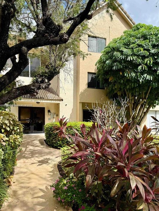 最近售出: $199,900 (2 贝兹, 2 浴室, 933 平方英尺)