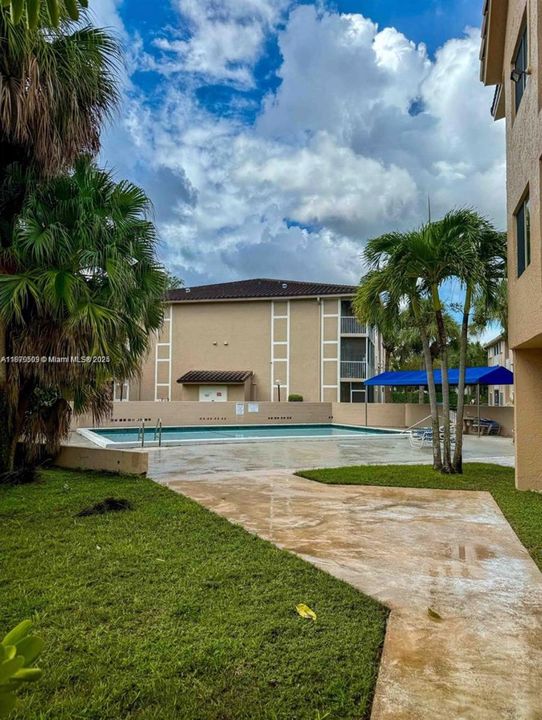 最近售出: $199,900 (2 贝兹, 2 浴室, 933 平方英尺)