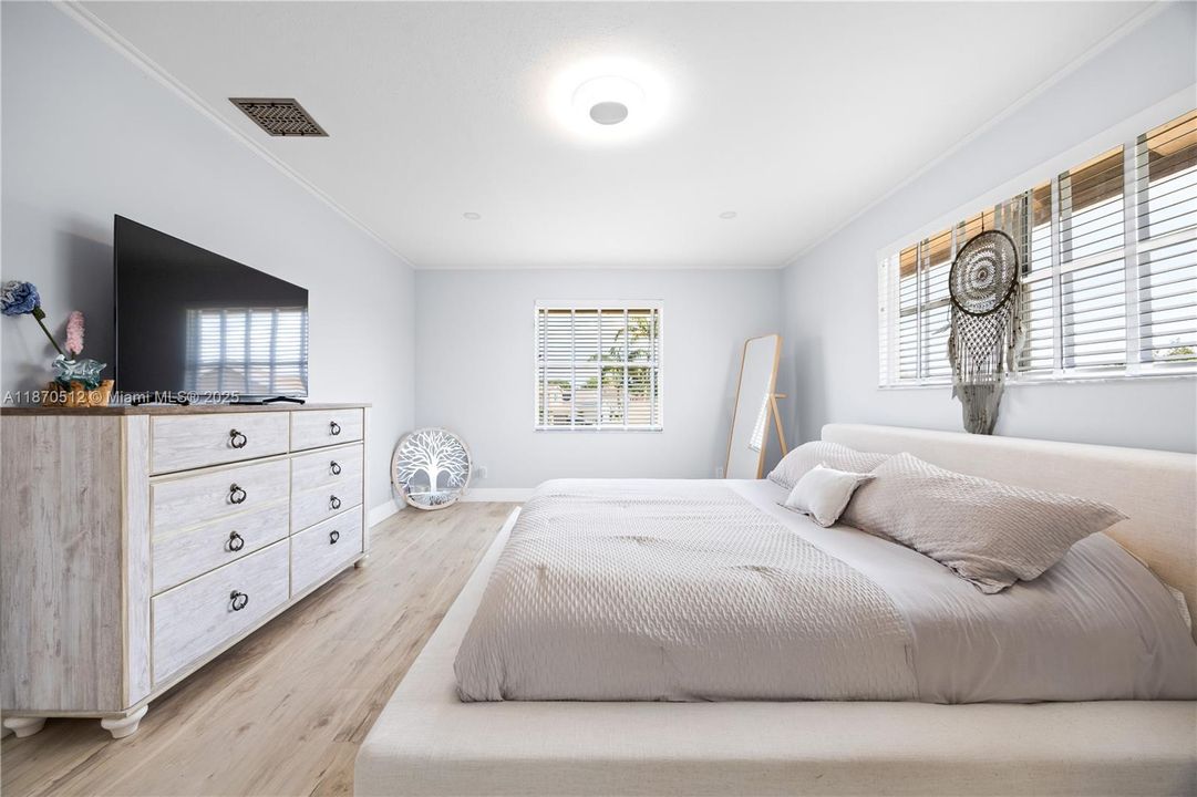 Active With Contract: $5,250 (5 beds, 2 baths, 2386 Square Feet)