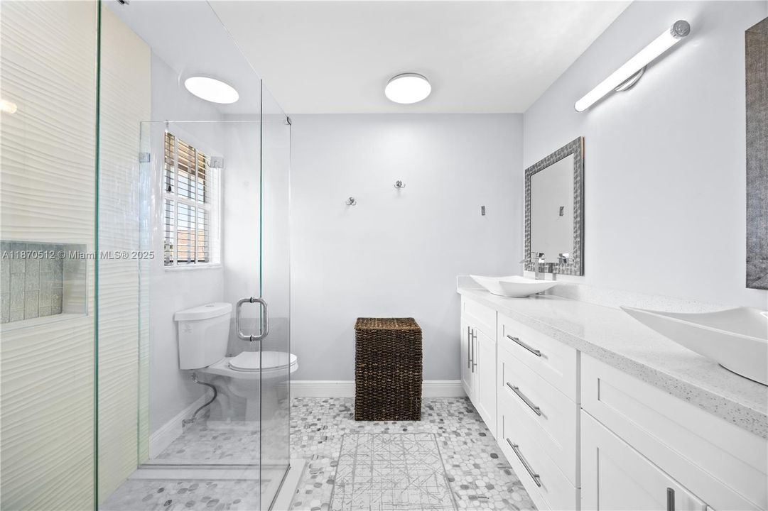 Active With Contract: $5,250 (5 beds, 2 baths, 2386 Square Feet)