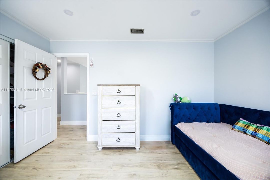 Active With Contract: $5,250 (5 beds, 2 baths, 2386 Square Feet)