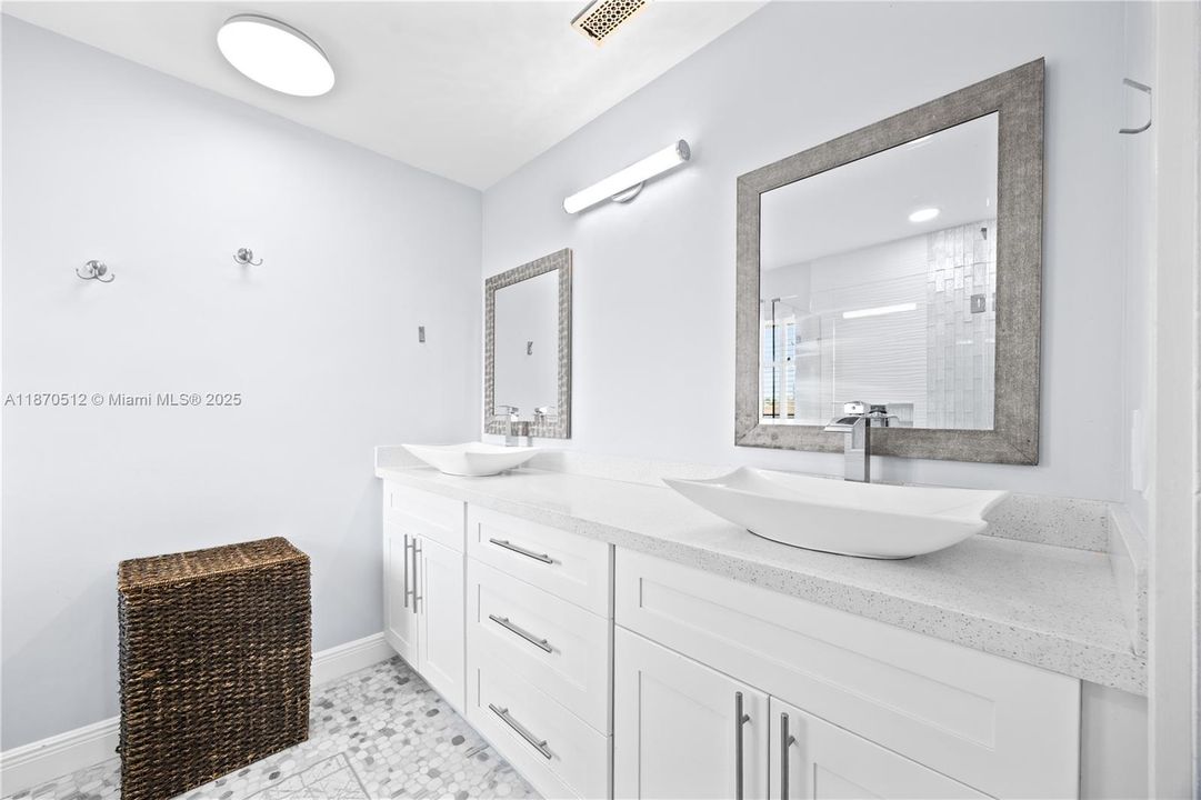 Active With Contract: $5,250 (5 beds, 2 baths, 2386 Square Feet)