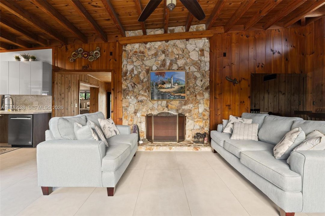 Activo con contrato: $2,475,000 (4 camas, 3 baños, 2309 Pies cuadrados)