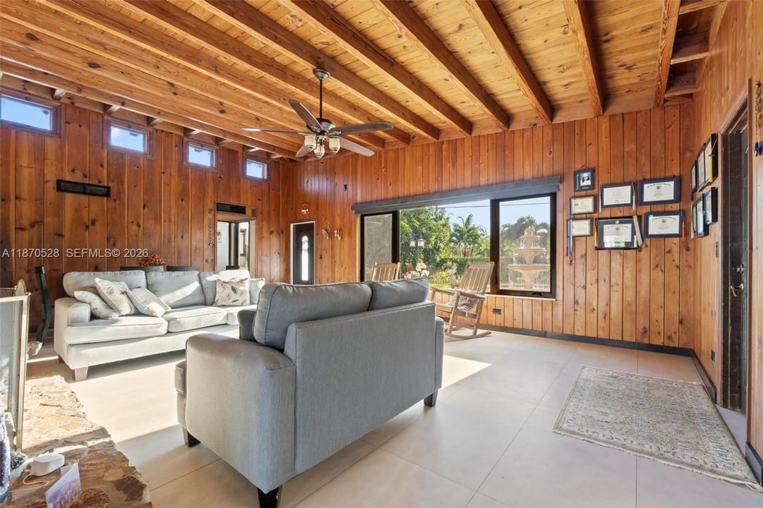 Activo con contrato: $2,475,000 (4 camas, 3 baños, 2309 Pies cuadrados)