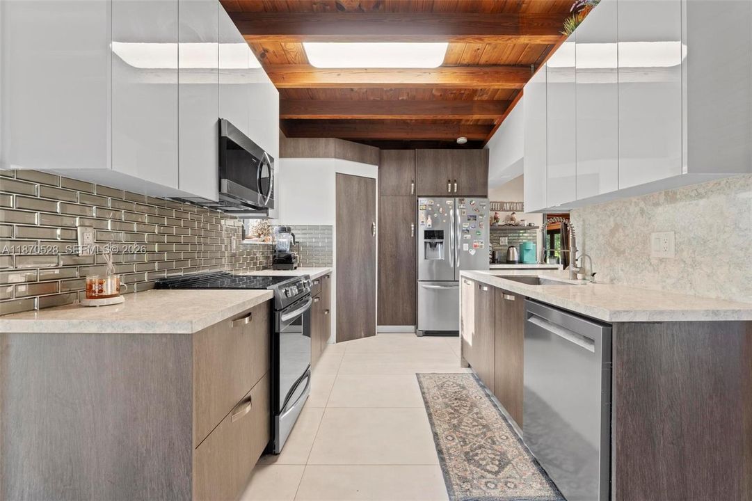 Activo con contrato: $2,475,000 (4 camas, 3 baños, 2309 Pies cuadrados)