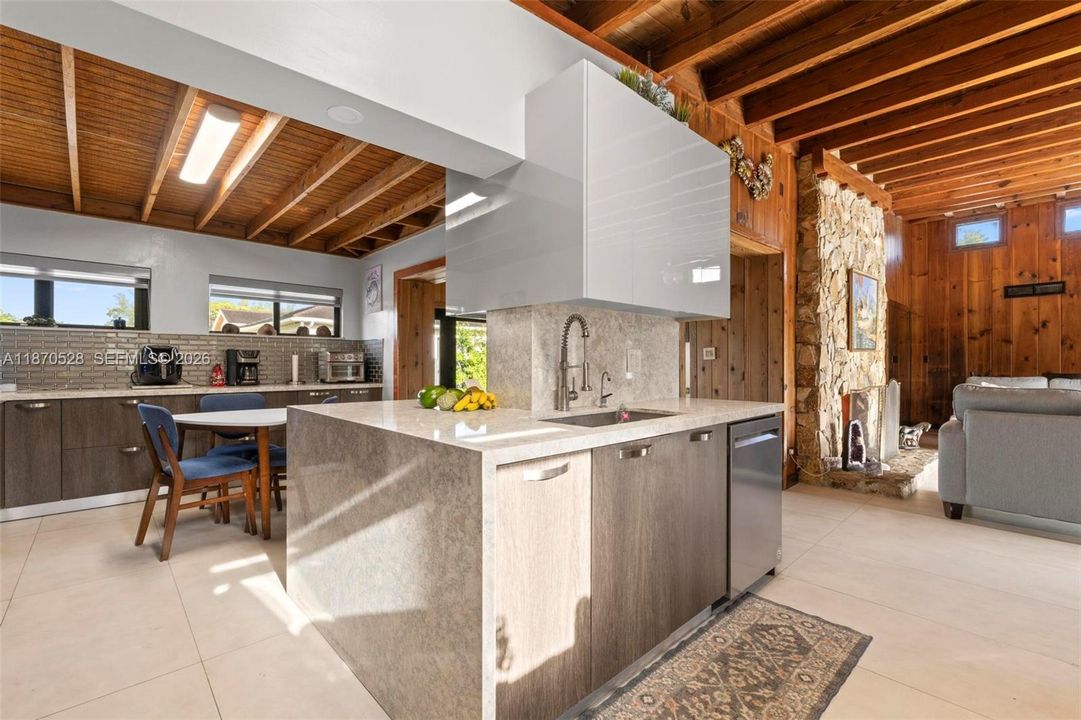 Activo con contrato: $2,475,000 (4 camas, 3 baños, 2309 Pies cuadrados)