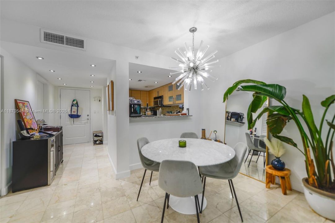 For Sale: $520,000 (1 beds, 1 baths, 791 Square Feet)