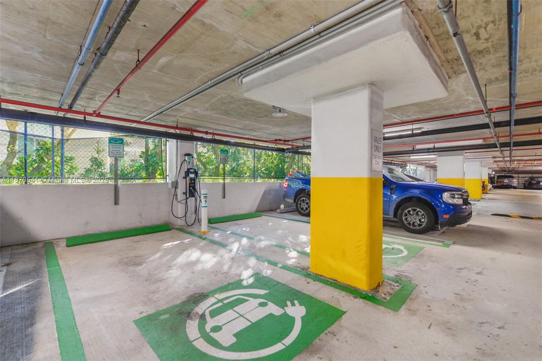 For Sale: $520,000 (1 beds, 1 baths, 791 Square Feet)