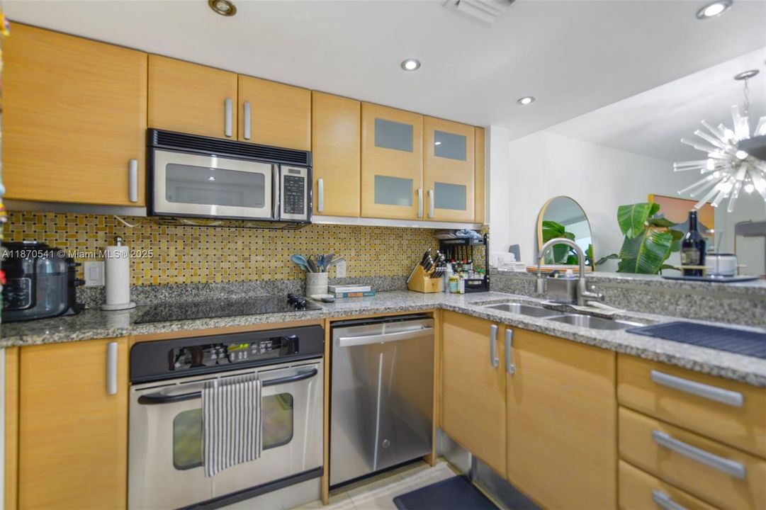 For Sale: $520,000 (1 beds, 1 baths, 791 Square Feet)