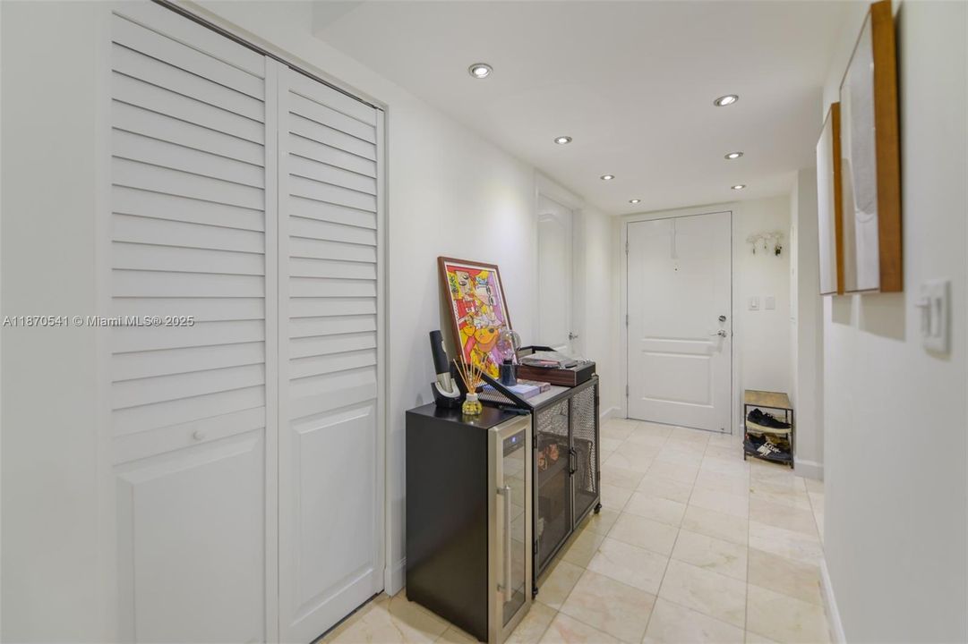 For Sale: $520,000 (1 beds, 1 baths, 791 Square Feet)