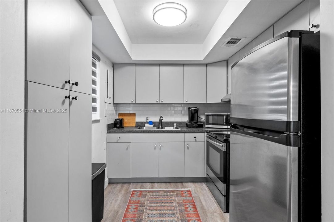 Active With Contract: $4,000 (4 beds, 3 baths, 1210 Square Feet)