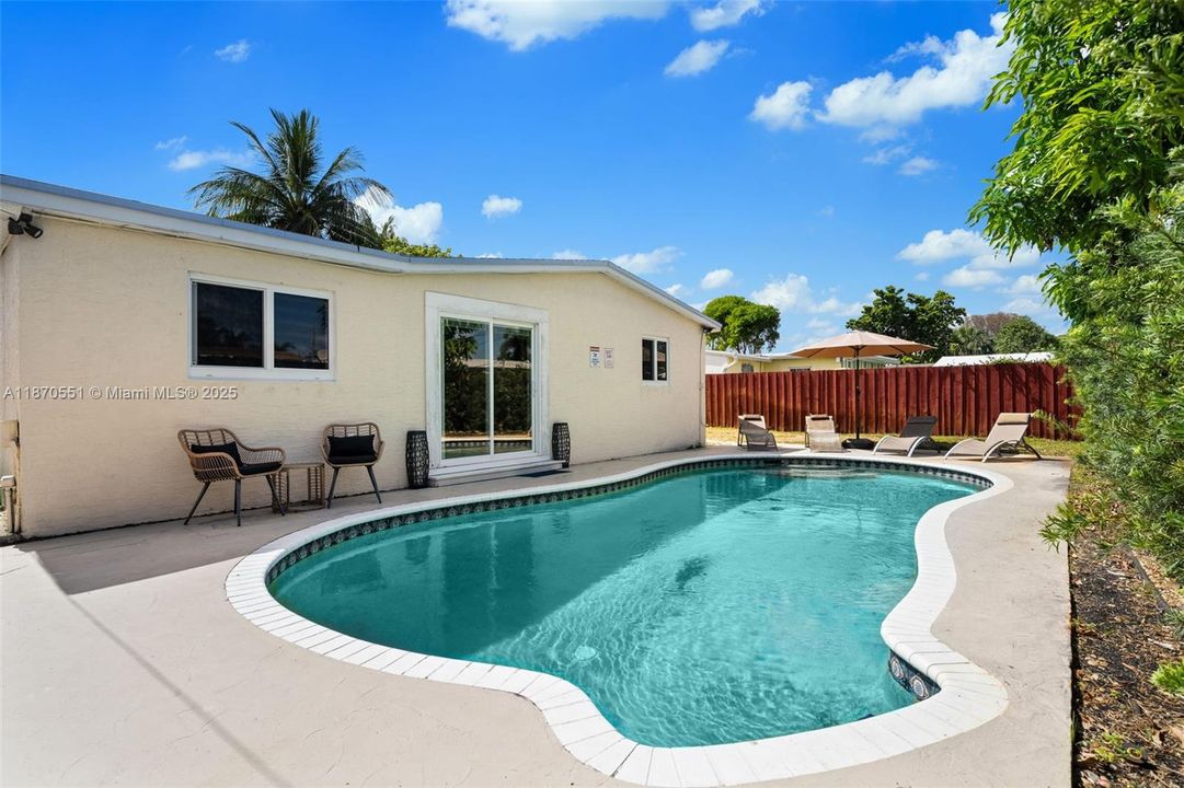 Active With Contract: $4,000 (4 beds, 3 baths, 1210 Square Feet)
