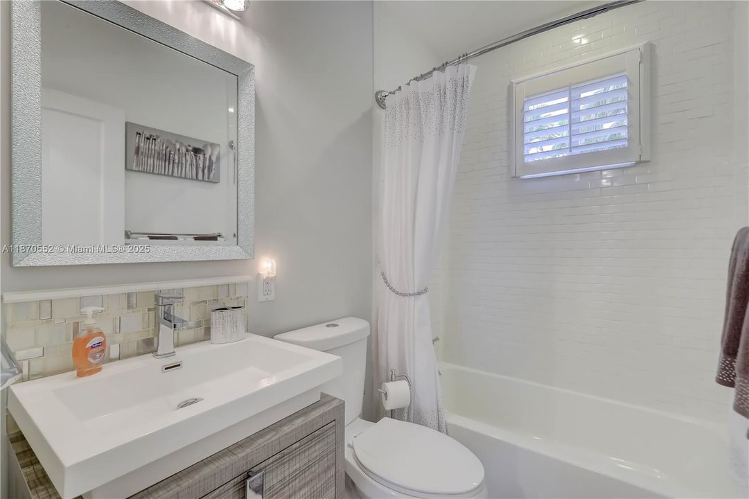 合同活跃: $1,175,000 (3 贝兹, 2 浴室, 1504 平方英尺)