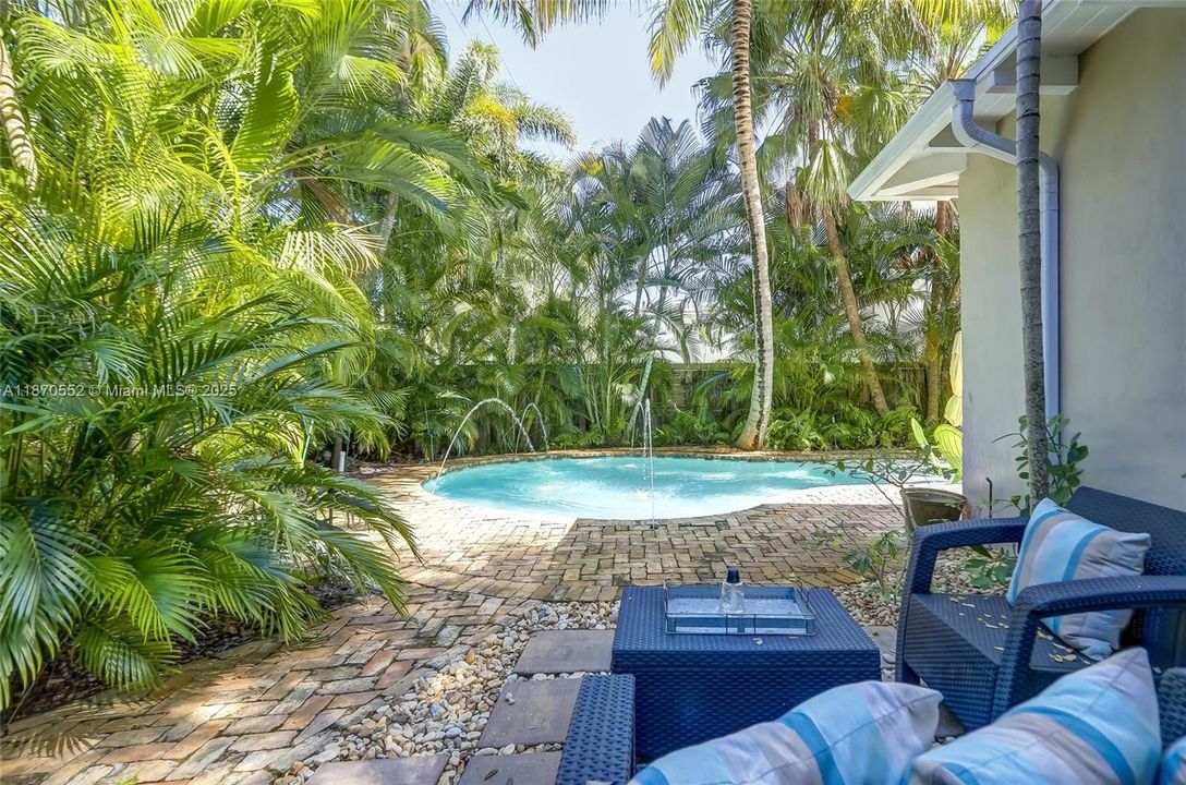 合同活跃: $1,175,000 (3 贝兹, 2 浴室, 1504 平方英尺)