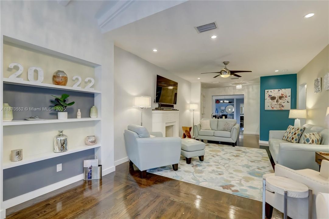 合同活跃: $1,175,000 (3 贝兹, 2 浴室, 1504 平方英尺)