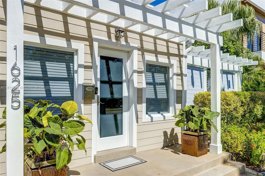 合同活跃: $1,175,000 (3 贝兹, 2 浴室, 1504 平方英尺)