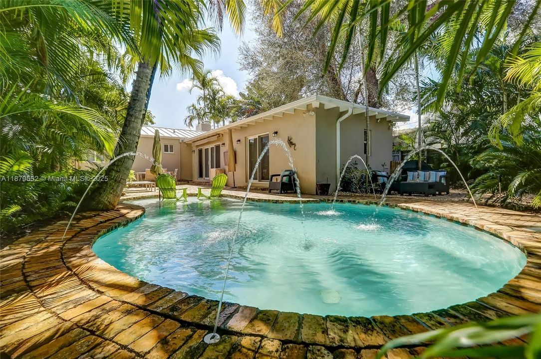 合同活跃: $1,175,000 (3 贝兹, 2 浴室, 1504 平方英尺)