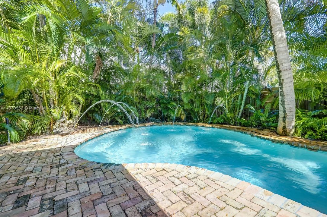 合同活跃: $1,175,000 (3 贝兹, 2 浴室, 1504 平方英尺)