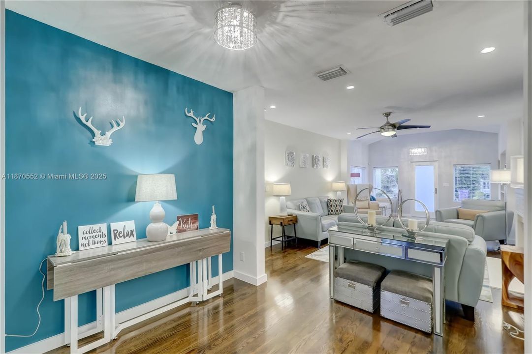 合同活跃: $1,175,000 (3 贝兹, 2 浴室, 1504 平方英尺)