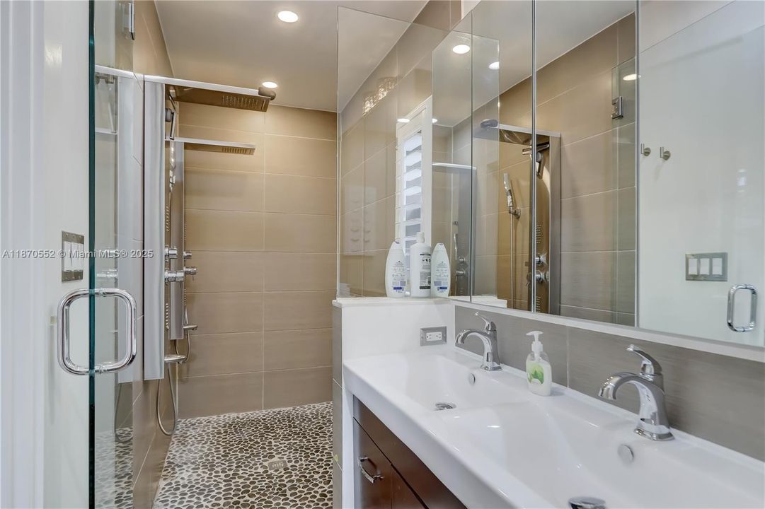 合同活跃: $1,175,000 (3 贝兹, 2 浴室, 1504 平方英尺)