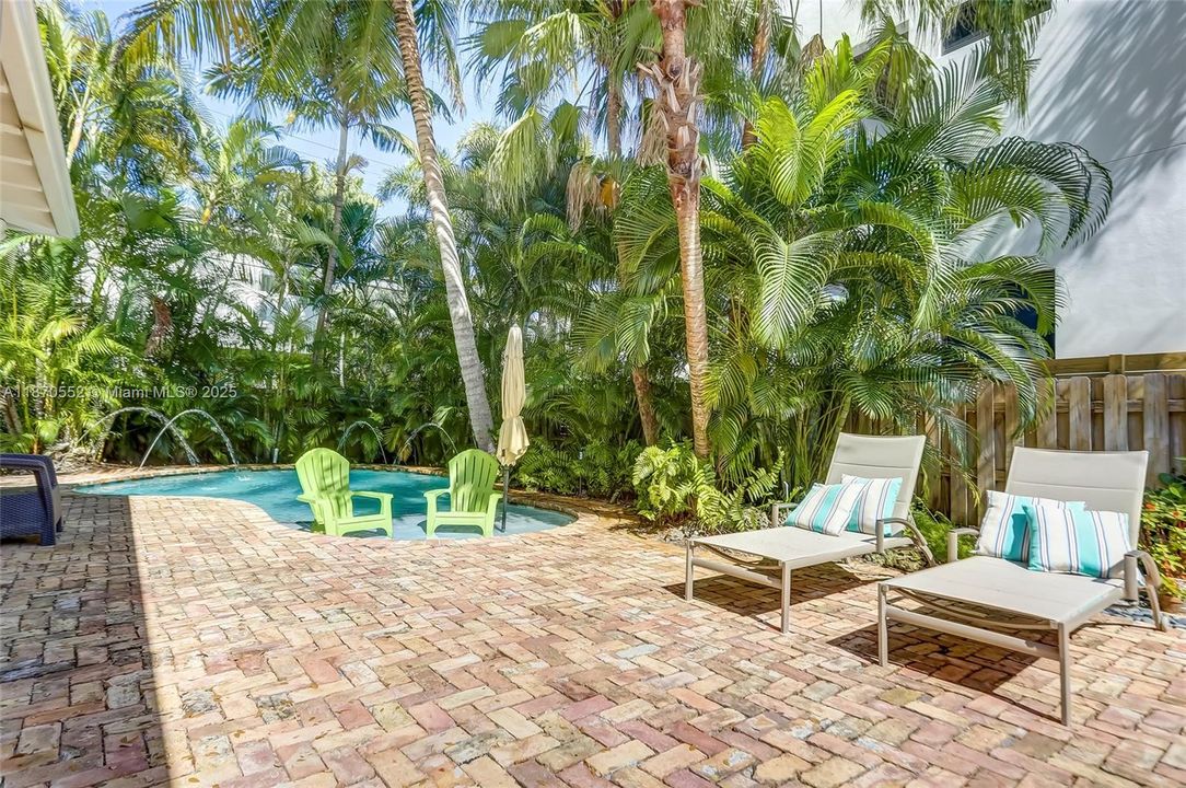 合同活跃: $1,175,000 (3 贝兹, 2 浴室, 1504 平方英尺)