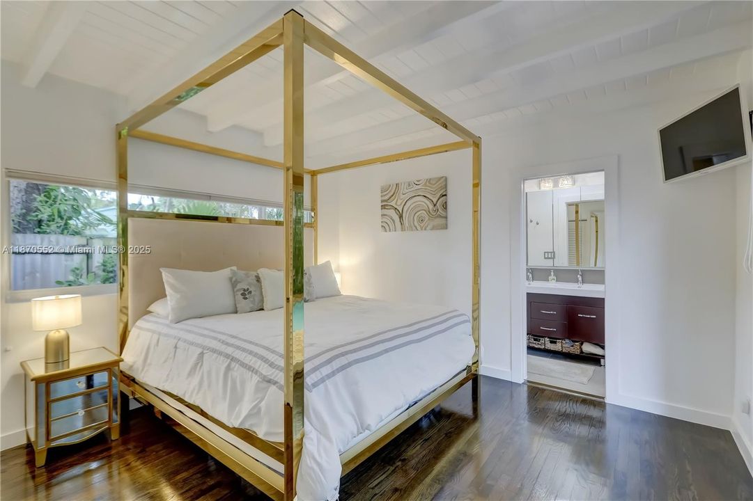 合同活跃: $1,175,000 (3 贝兹, 2 浴室, 1504 平方英尺)