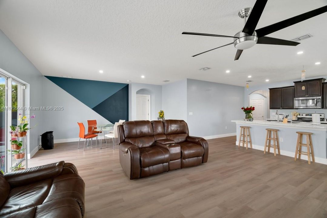 На продажу: $380,000 (4 спален, 2 ванн, 1939 Квадратных фут)